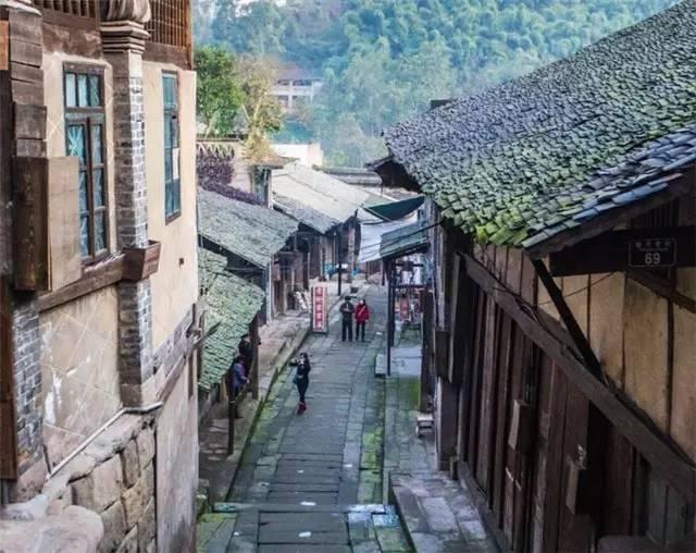 外交部:西沙群岛、南沙群岛都是中国的领土
